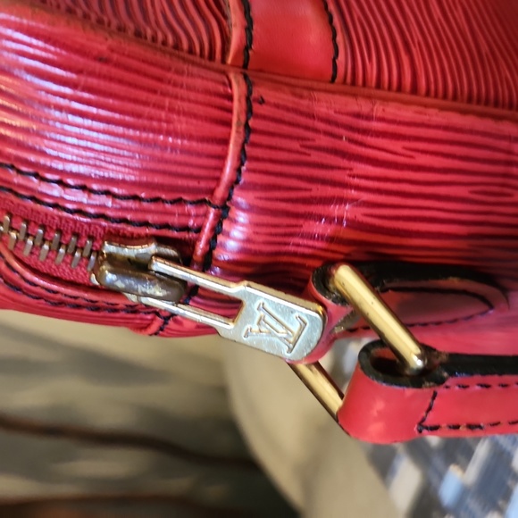 LV Trocadero Camera Bag, Castilian Red Epi Leather - Picture 5 of 17